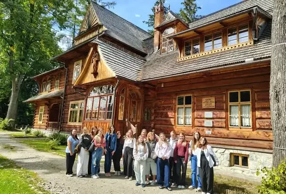 Uczniowie zakopiańskiej szkoły odkrywają tajniki stylu zakopiańskiego w Willi Koliba