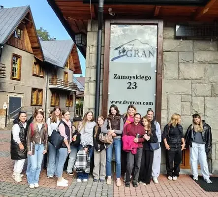 Uczennice z Zakopanego odwiedziły Dom Wczasowy „Grań” – praktyczna lekcja hotelarstwa