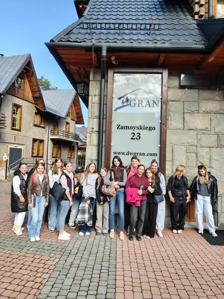 Uczennice z Zakopanego odwiedziły Dom Wczasowy „Grań” – praktyczna lekcja hotelarstwa