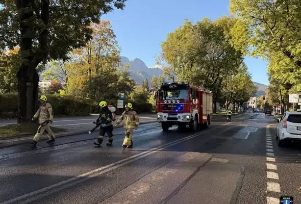 Zakopane: Strażacy usuwali plamę substancji ropopochodnej na ul. Kościuszki