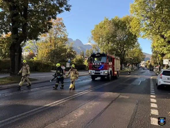 Zakopane: Strażacy usuwali plamę substancji ropopochodnej na ul. Kościuszki
