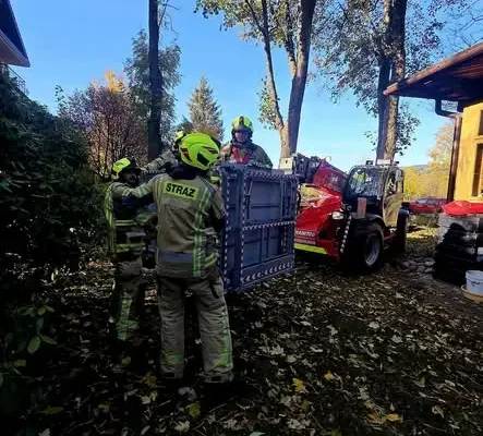 Silny wiatr w Zakopanem: uszkodzone drzewo przy ul. Sienkiewicza